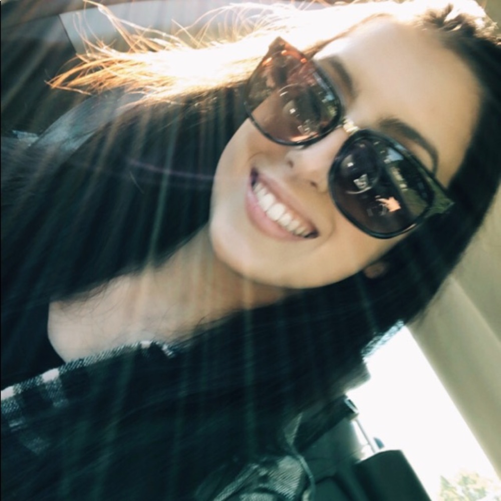 Meet your posher, Mia!